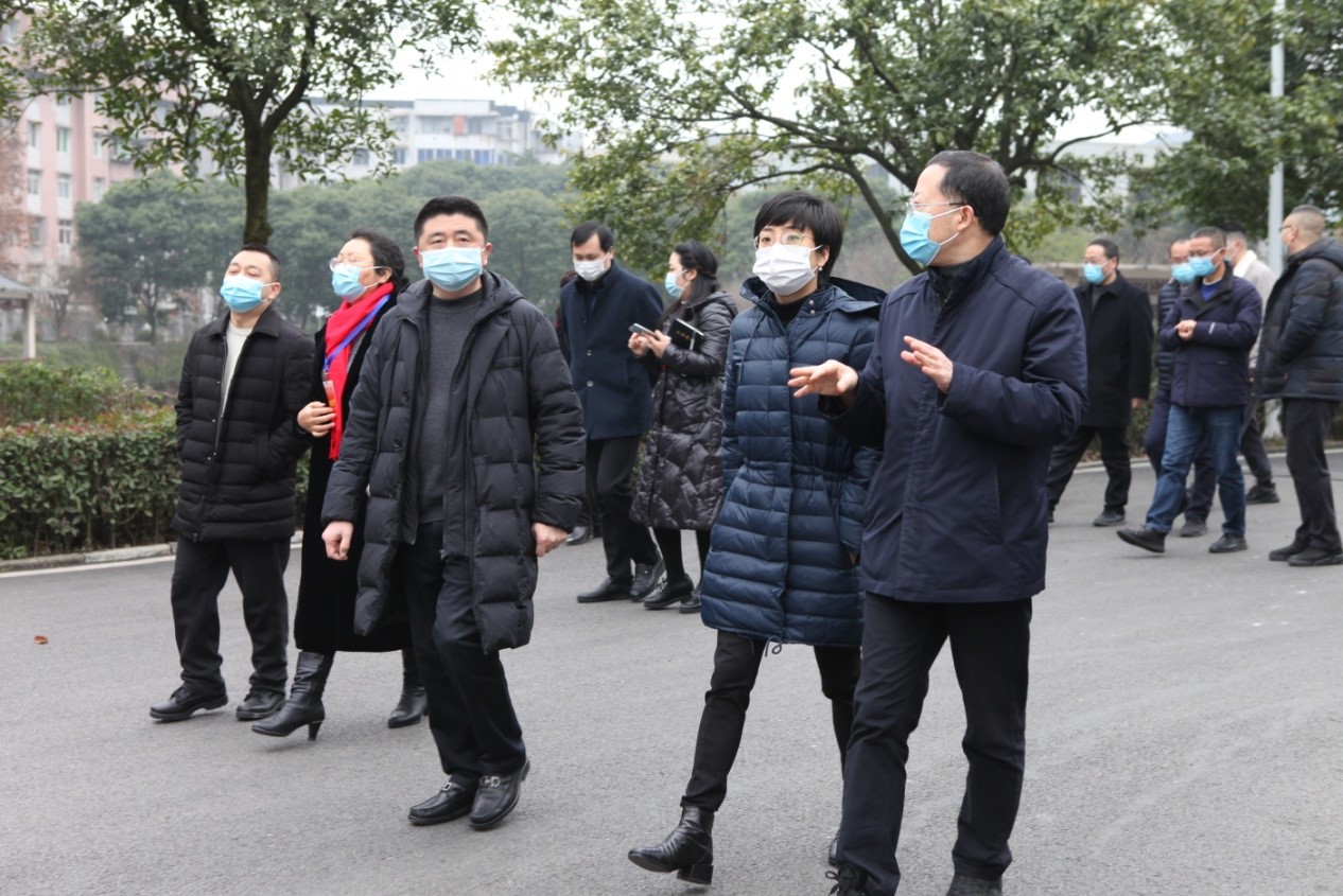 都江堰市副市长曾滢茜一行到校区检查疫情防控工作