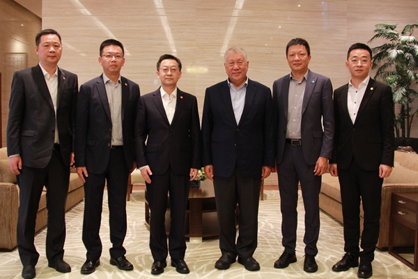 全国政协副主席何厚铧接见校党委书记徐西鹏一行