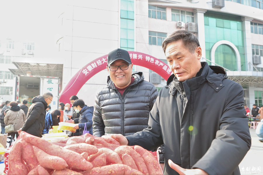 我校举办“助力乡村振兴特色农产品进校园”活动