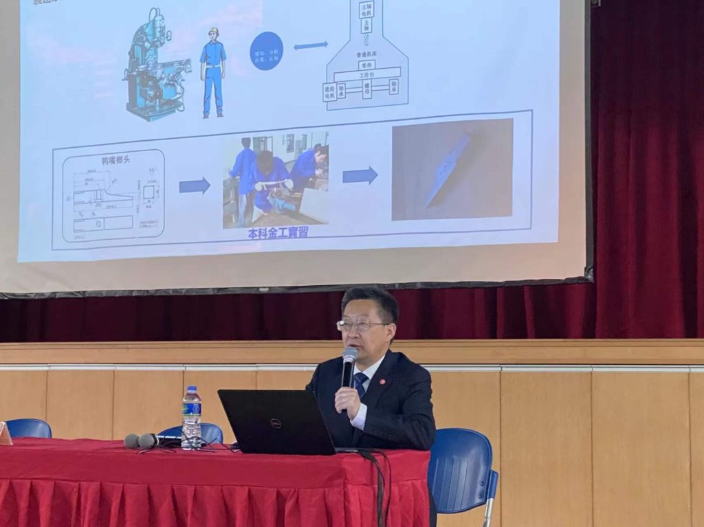 我校组团赴澳门慈幼中学和粤华中学开展科技讲座