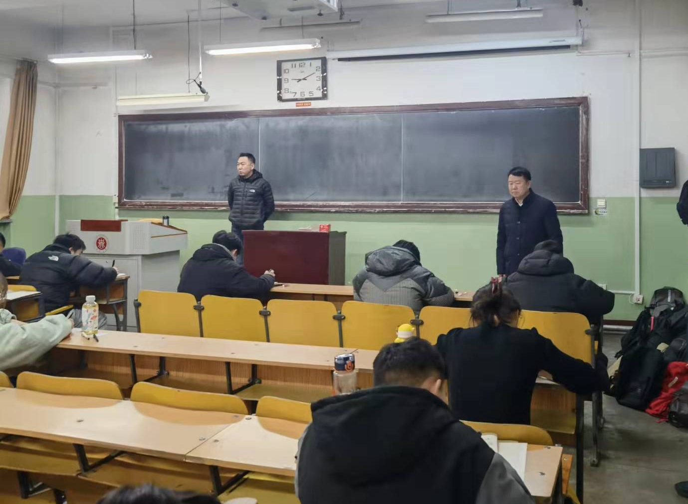 校党委书记沈兴全深入考场巡查期末考试工作