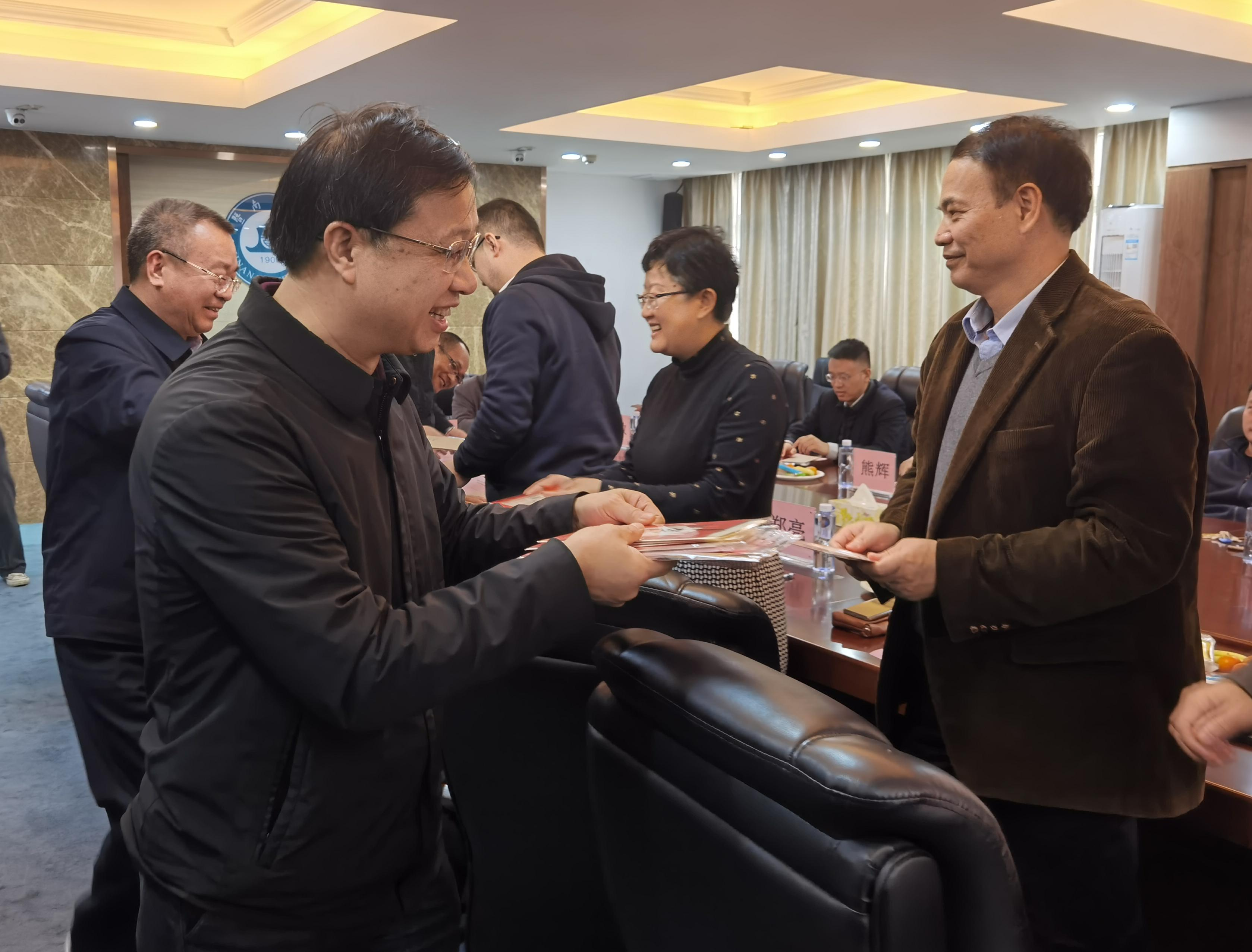 新年慰问暖人心、座谈交流促发展