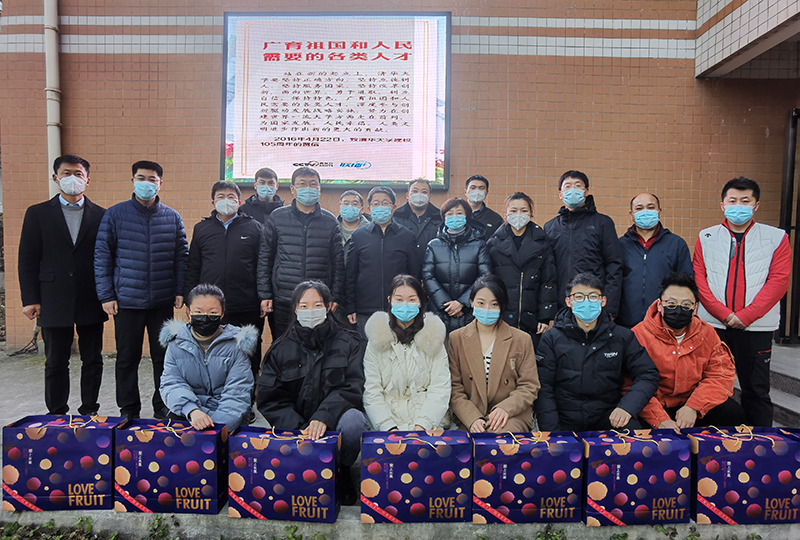 校领导看望慰问坚守疫情防控一线学工干部