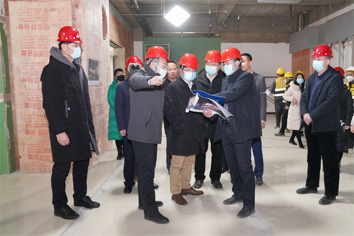 校党委书记郑强一行深入明向校区校史馆施工现场检查指导工作