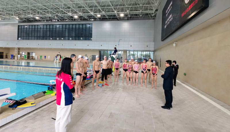 校领导慰问寒假冬训的交大高水平游泳队