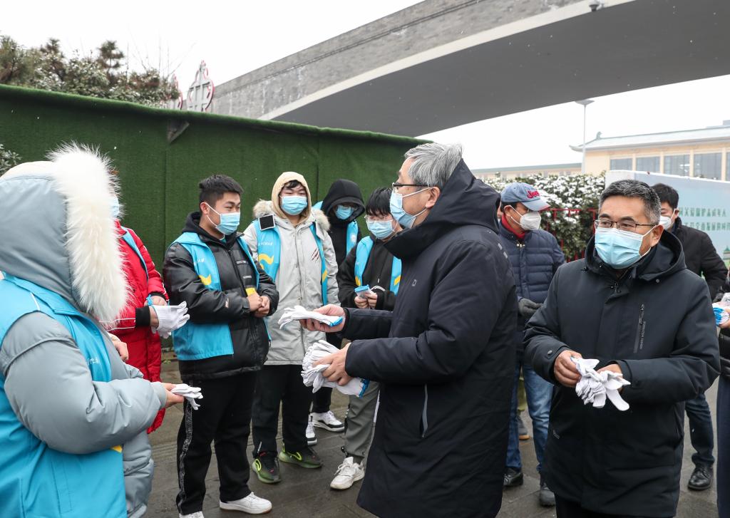 校领导带队赴“一场三站”现场指导学生返家工作
