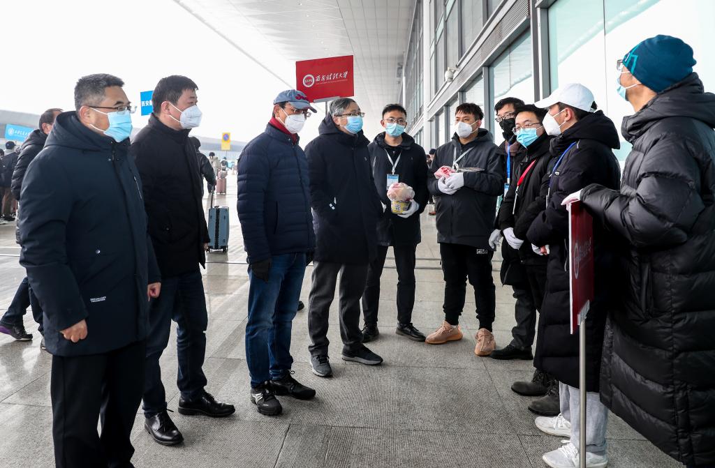 校领导带队赴“一场三站”现场指导学生返家工作