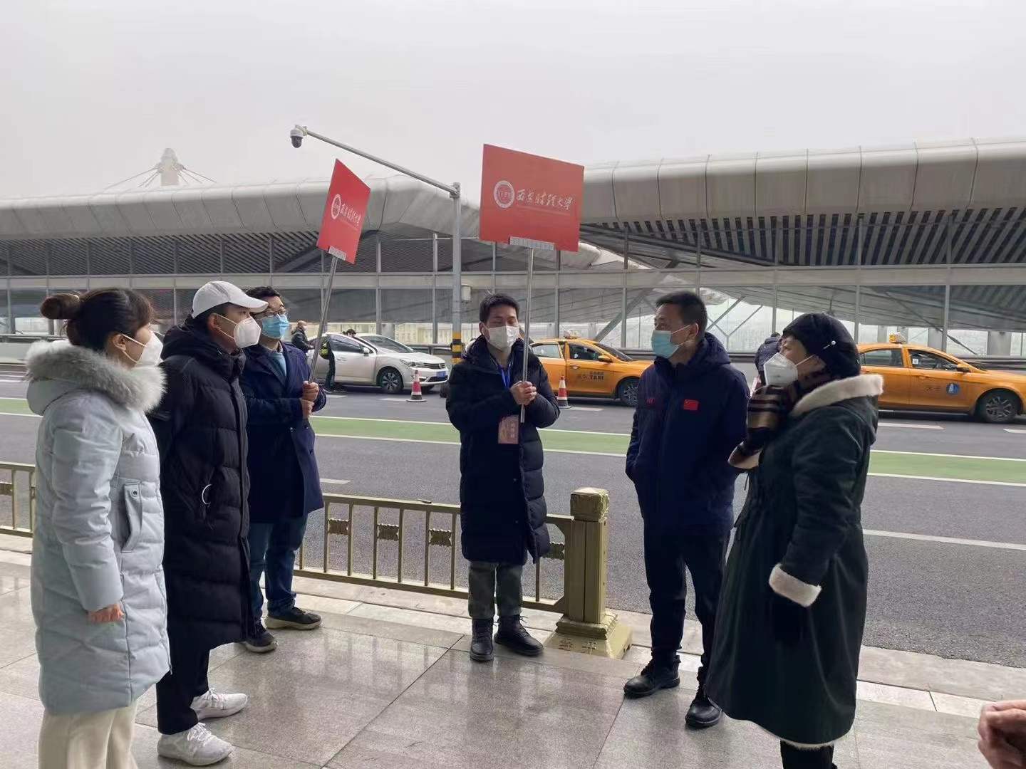 校领导带队赴“一场三站”现场指导学生返家工作