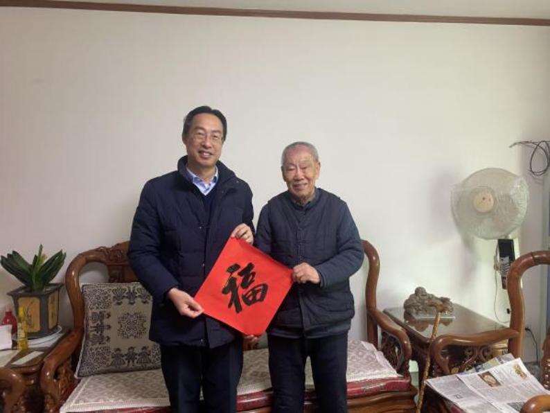 学校领导春节前走访慰问离退休同志