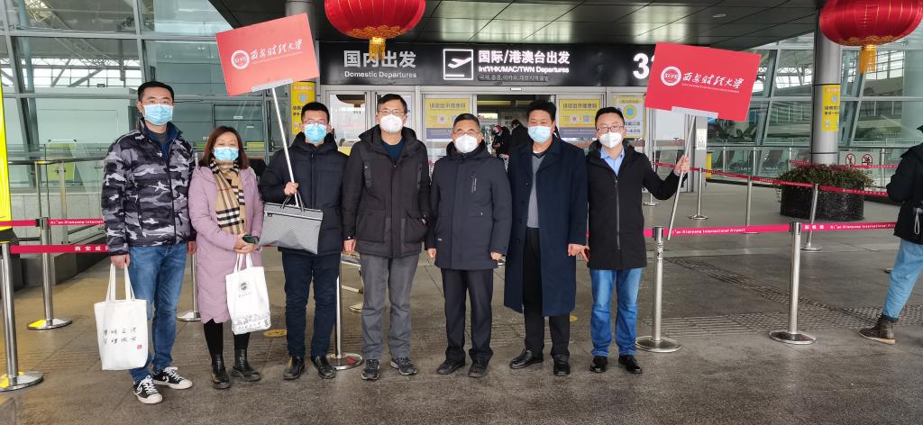 校领导带队赴“一场三站”现场指导学生返家工作