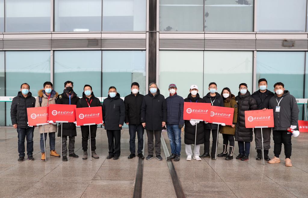 校领导带队赴“一场三站”现场指导学生返家工作