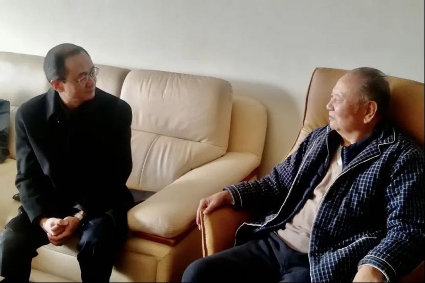学校领导春节前走访慰问离退休同志