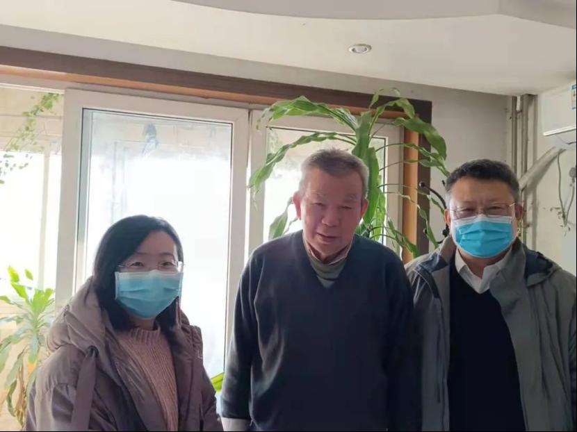 学校领导春节前走访慰问离退休同志
