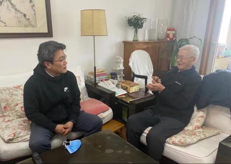 学校领导春节前走访慰问离退休同志