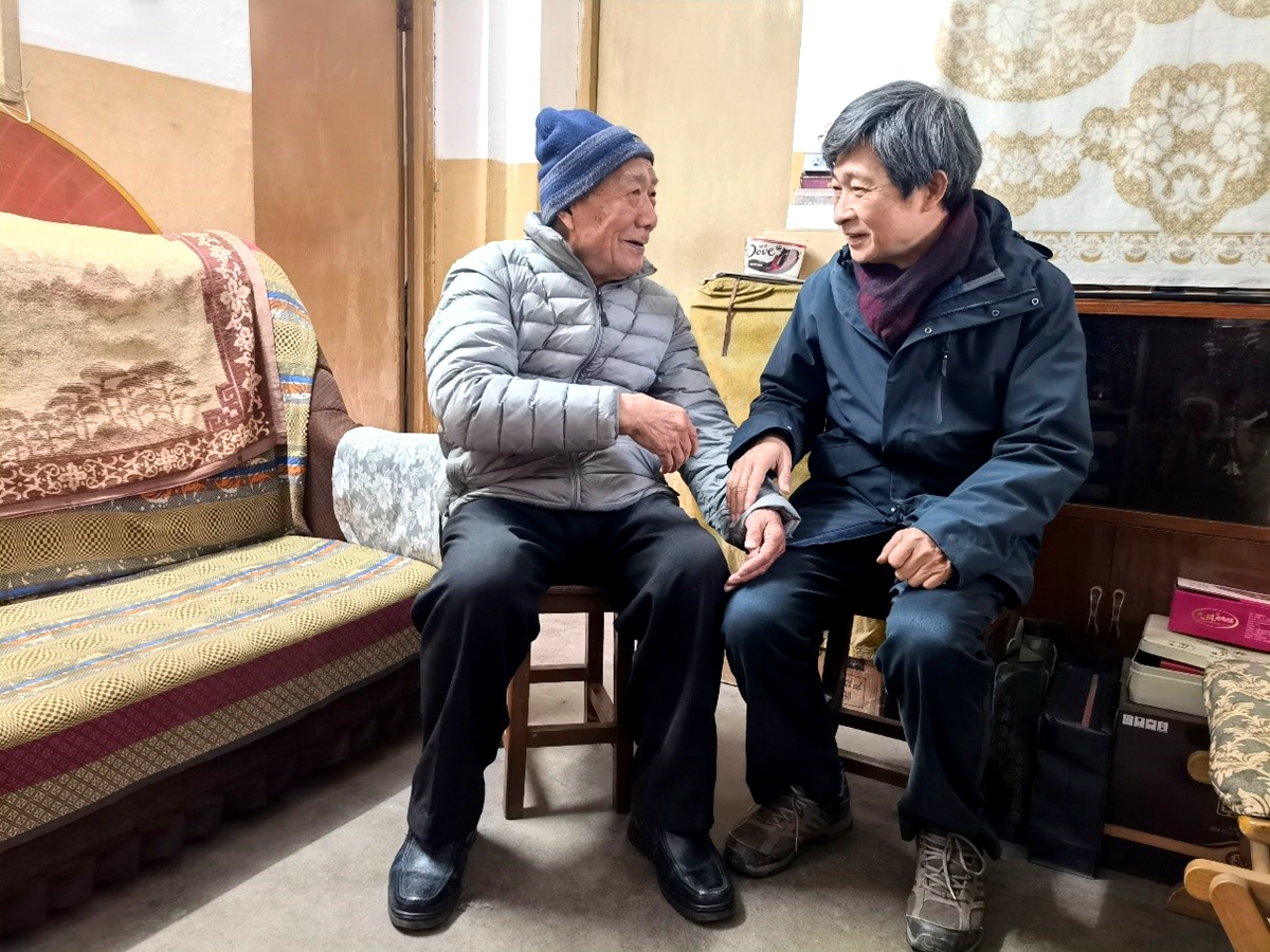 学校领导春节前夕看望慰问离退休老同志