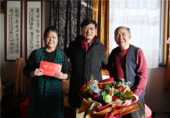 校领导春节前夕走访慰问老党员老干部、困难党员和基层党员代表