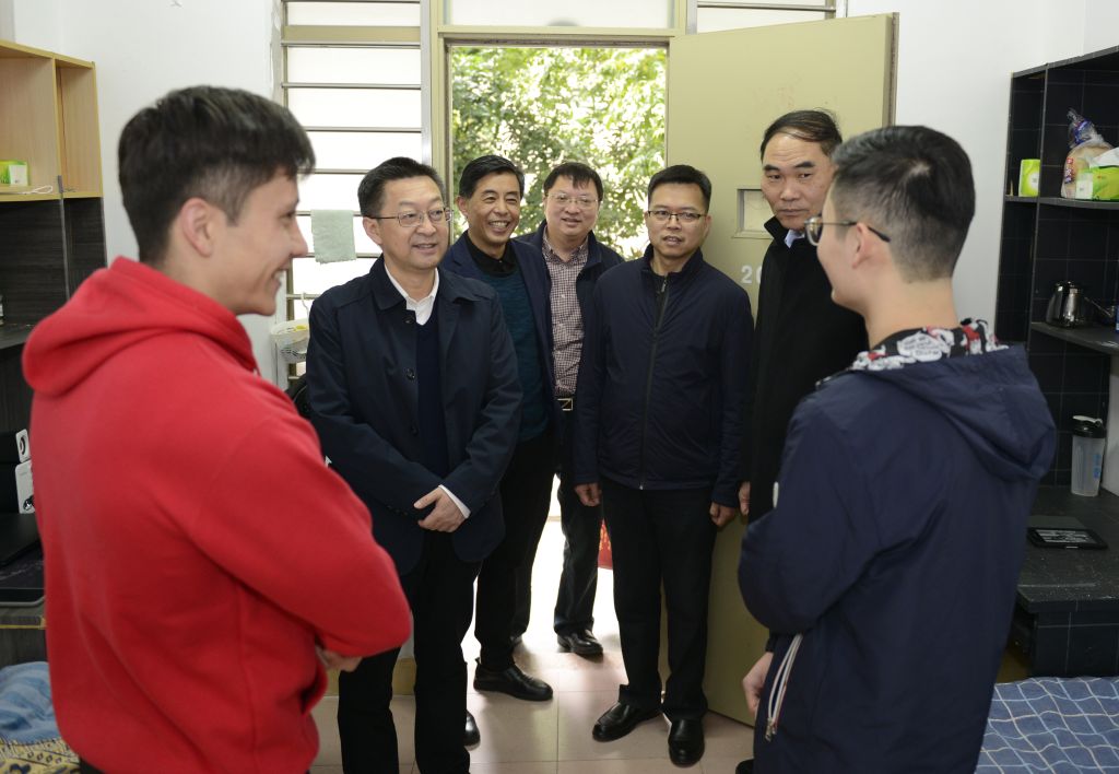 校党委书记徐西鹏慰问寒假留校学生