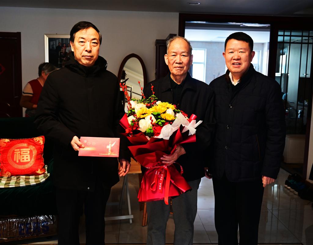 省委教育工委副书记、省教育厅党组成员何林有来校看望慰问老干部俞士谦