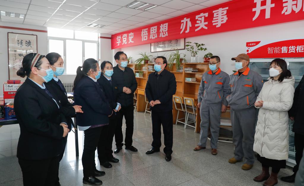 校领导慰问一线工作人员