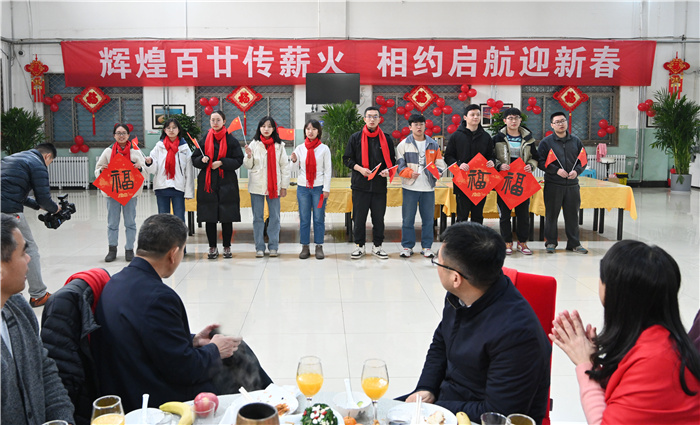 校领导与留校学生共吃团圆饭共度幸福年