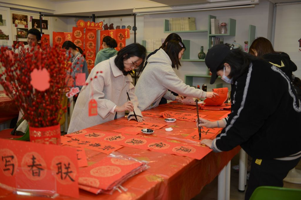 包饺子猜灯谜剪窗花留校师生欢庆新春佳节