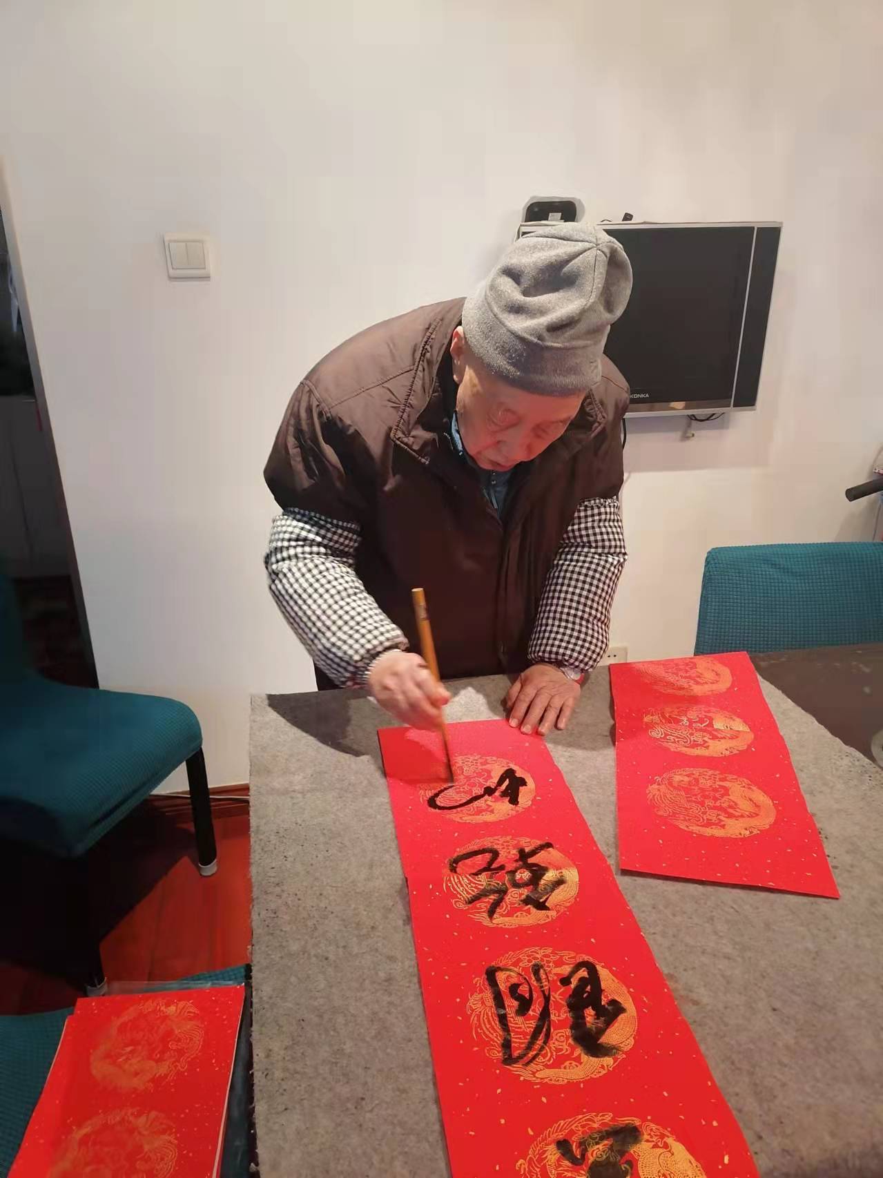 九旬离退休教师手写百余幅春联赠教职工