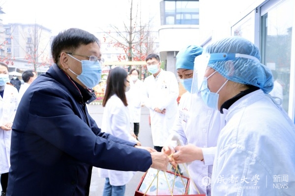 大年初一学校领导走访慰问临床医学院、附属医院一线医务人员和留院学生
