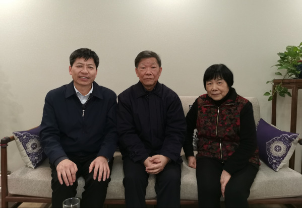学校开展走访慰问离退休老同志活动