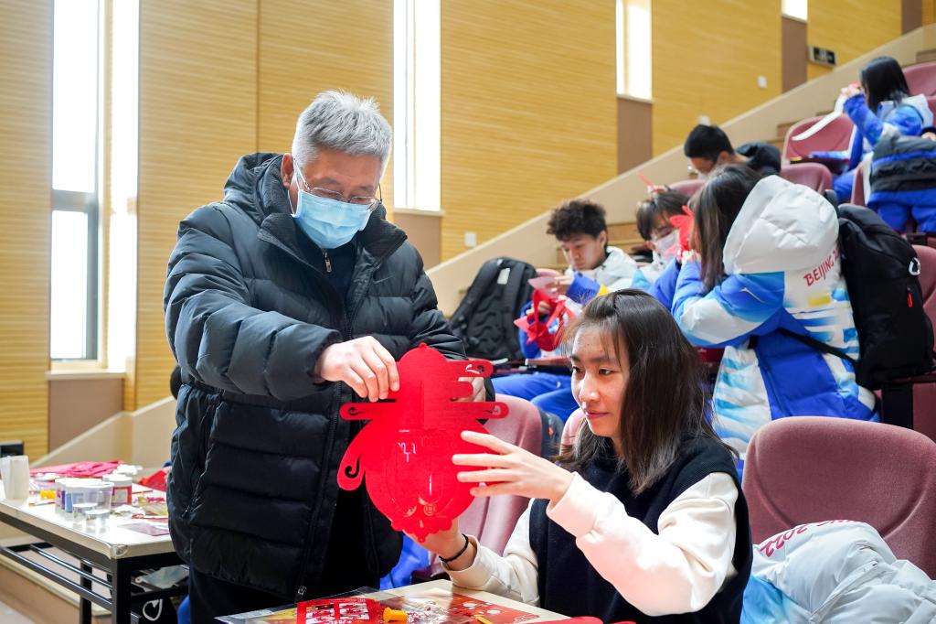 校党委书记吴建伟一行慰问冬奥会、冬残奥会志愿者并与志愿者代表座谈