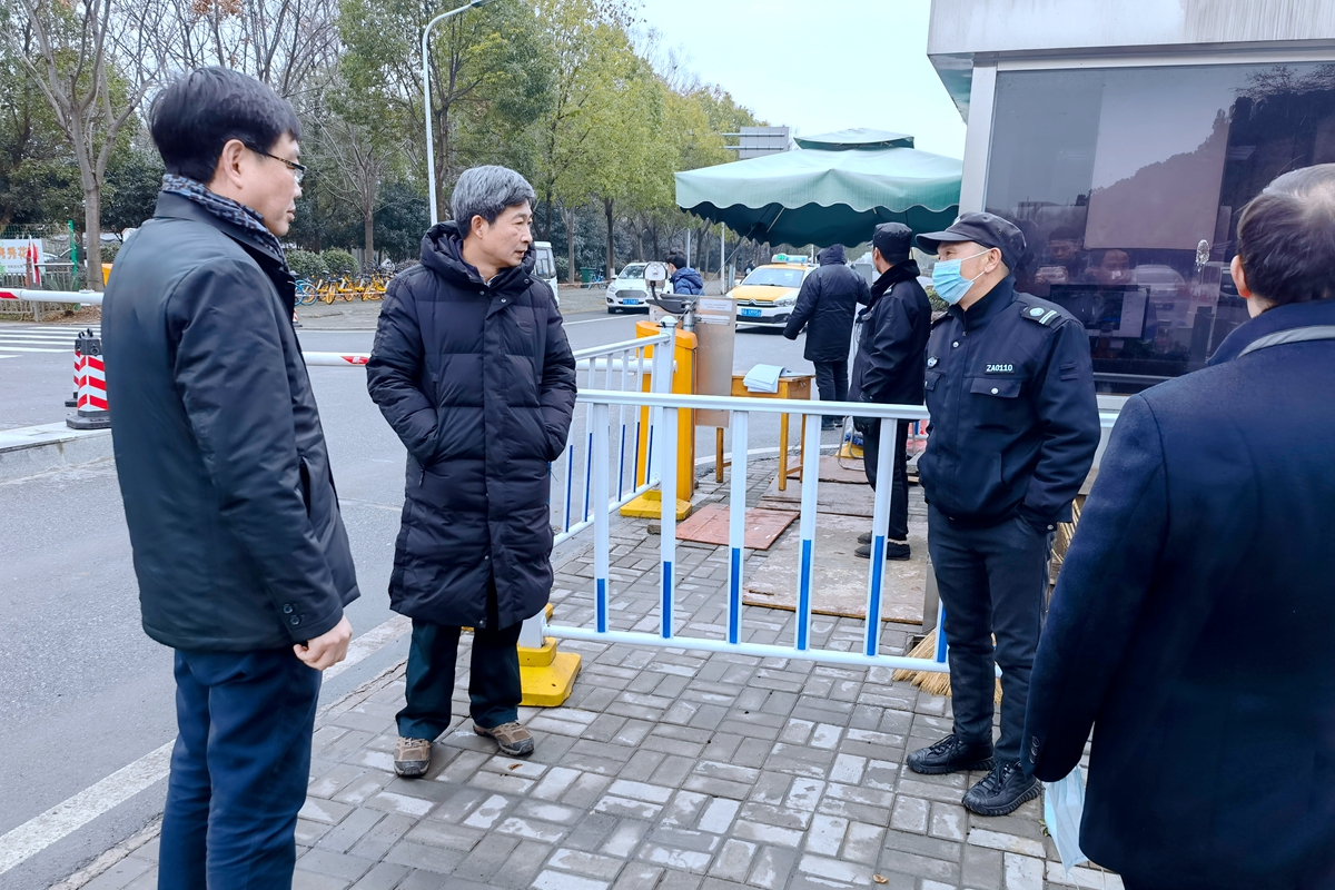 高翅一行检查新学期教学运行和学生返校准备工作