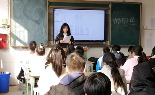 “青马燎原”实践团为万人传红宣讲百年青年榜样故事