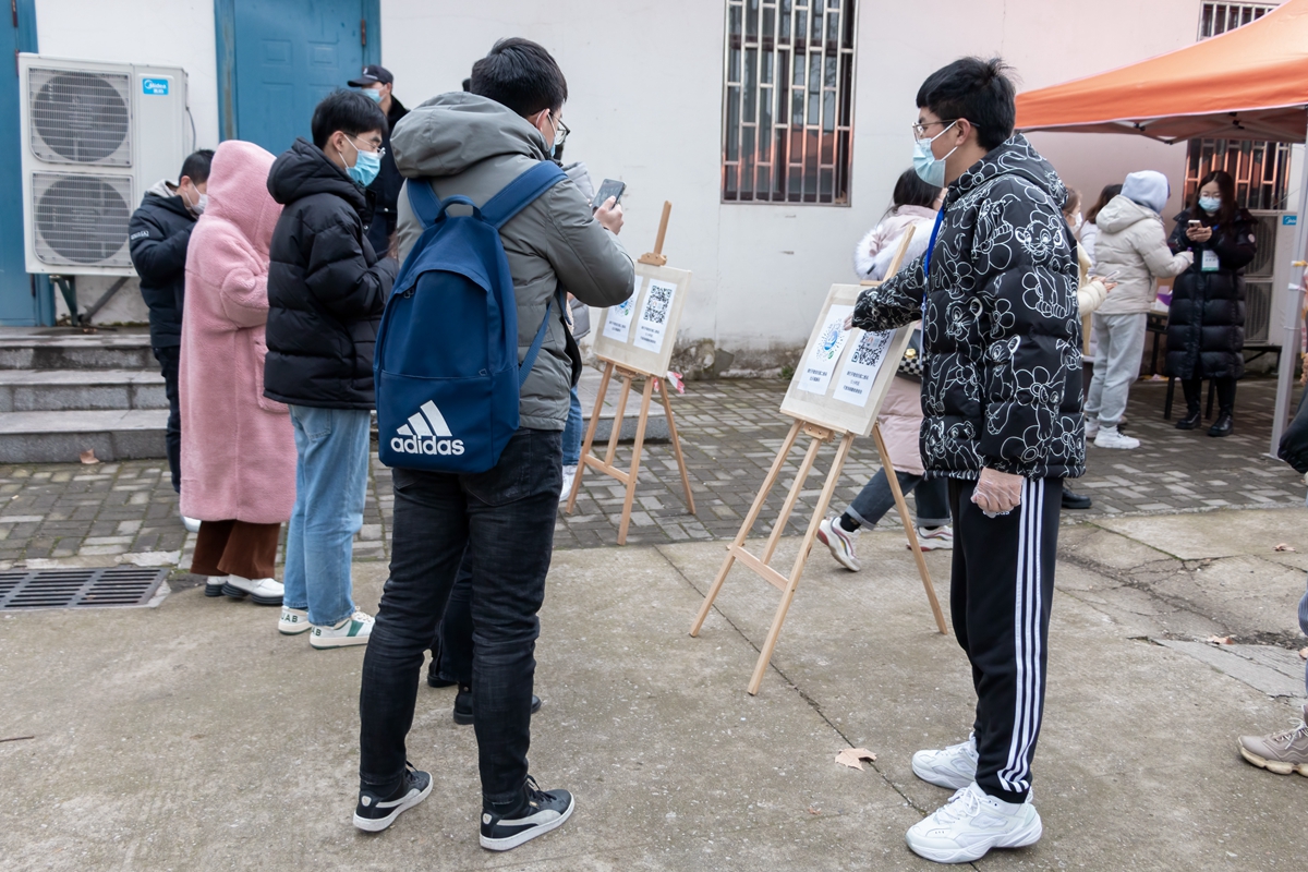 安全护航两万学子返狮山