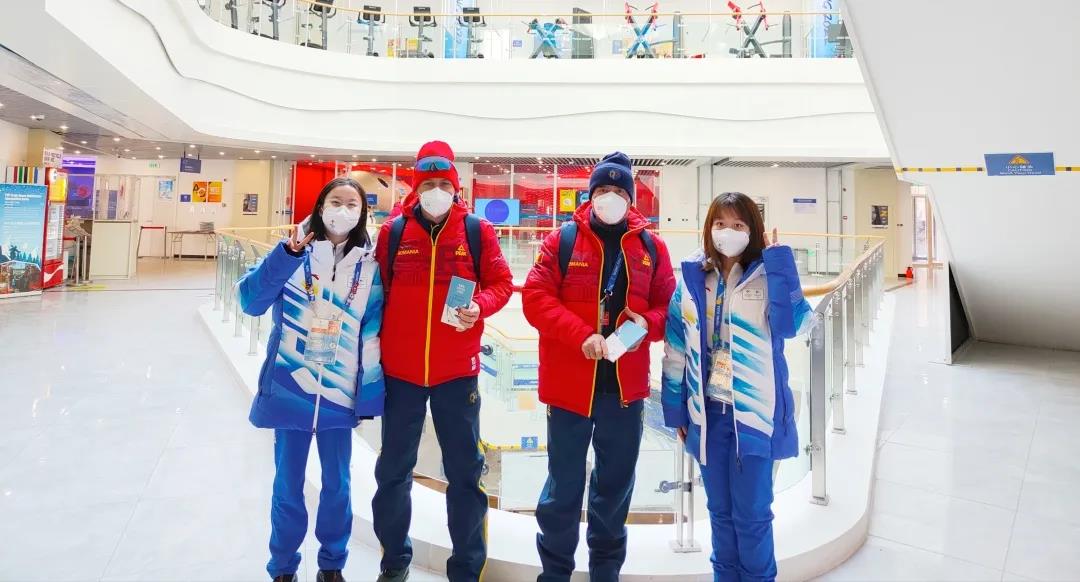 北语冬奥志愿者向各代表团成员赠送《冬奥会交际汉语口袋书》