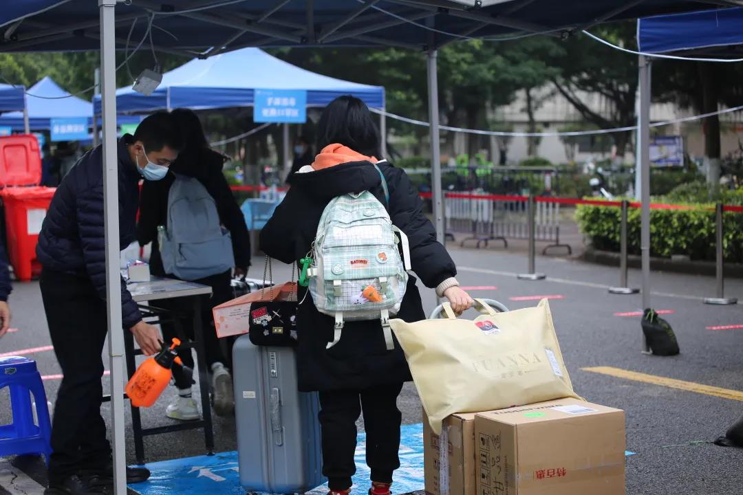 春满广大学子返校进行时