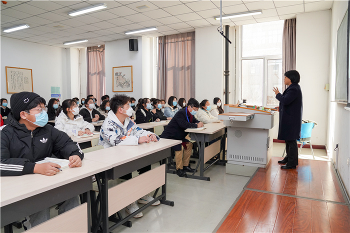 开学第一天校领导深入课堂听课