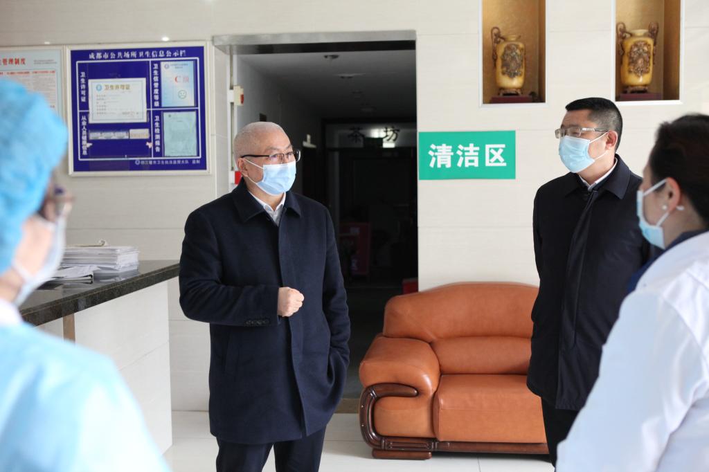 校长吴德检查都江堰校区疫情防控工作