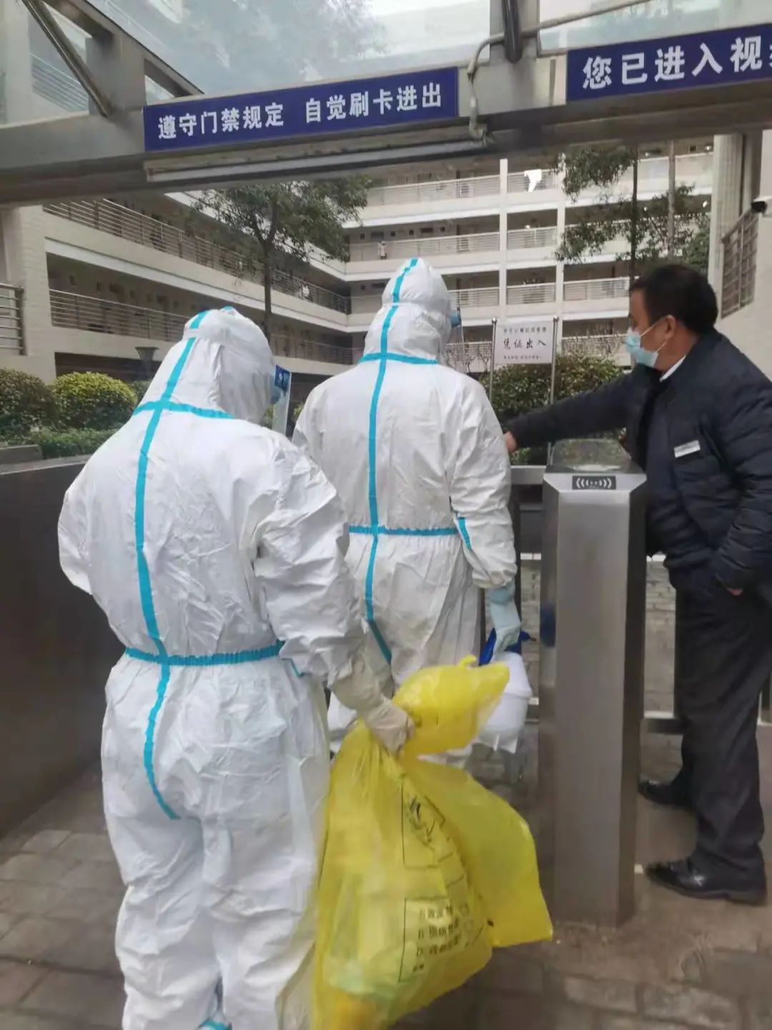 守望相助众志成城——广州大学师生员工共抗疫情校园临时管控顺利解除