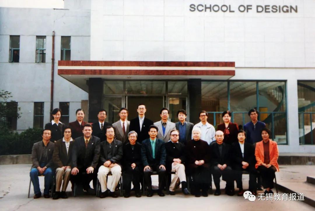 我校老科协刘观庆教授用画笔为北京冬奥会健儿造像