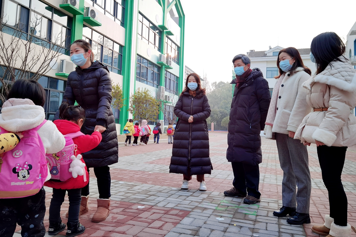 高翅检查指导幼儿园新学期开学工作