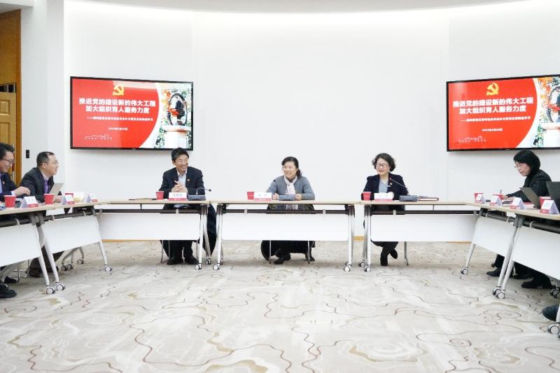 组织部党支部与校友总会办公室党支部举行联组学习