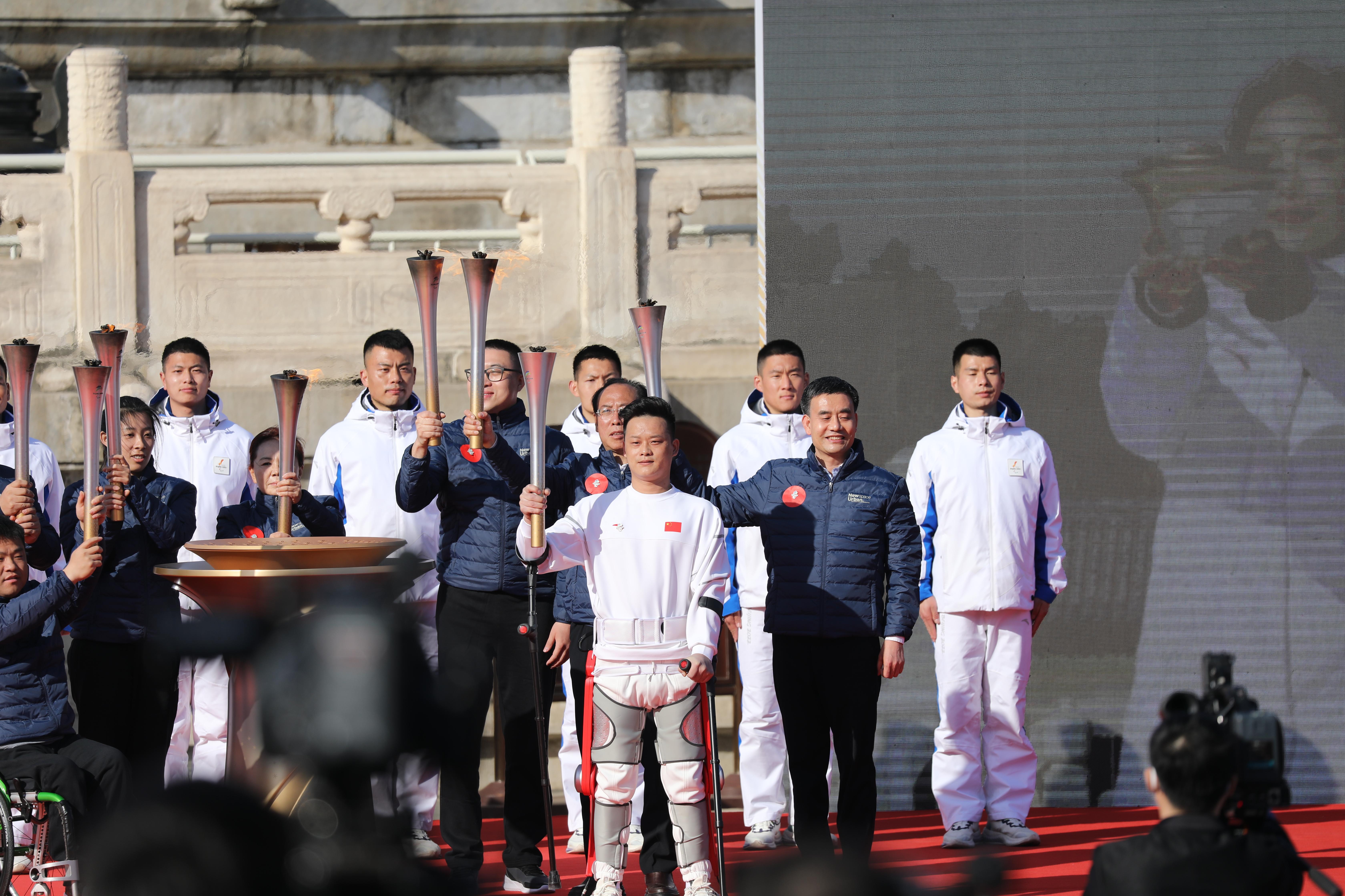 圣火汇集北航Ai外骨骼机器人全球首次亮相