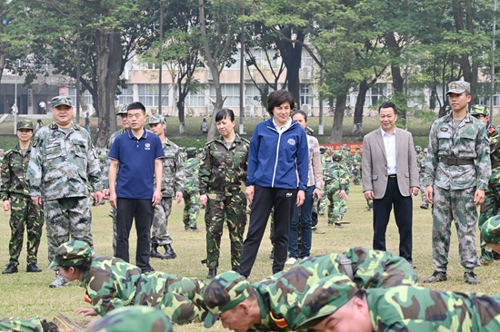刘雅红校长看望慰问军训学生