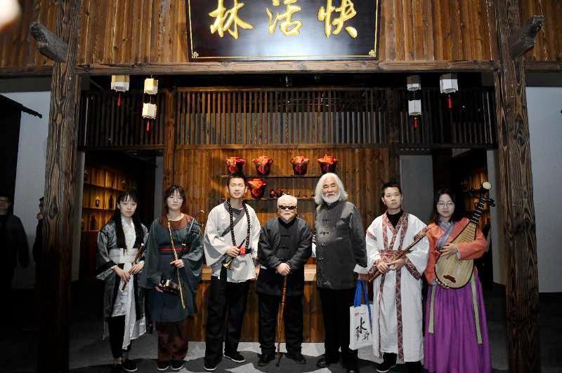 国画大师戴敦邦捐赠178幅画稿，《水浒传》电视剧人物造型画展在交大开幕