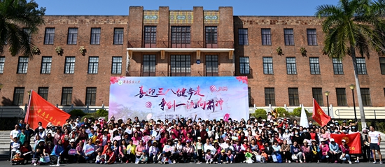 我校组织开展“三八妇女节”环校健步行活动