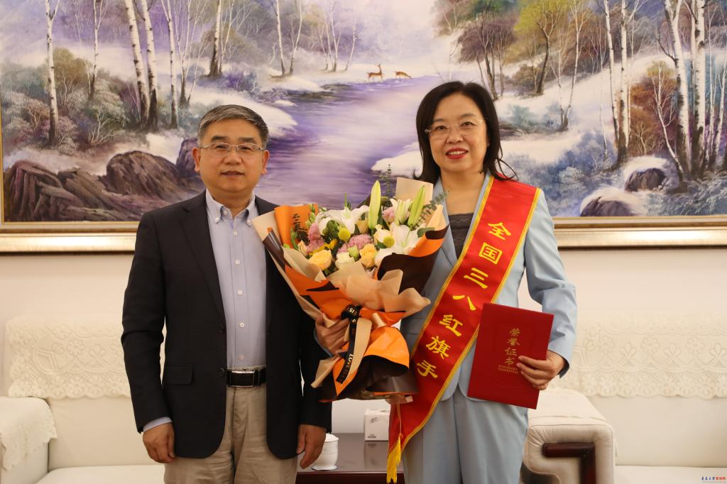 校党委书记胡金焱会见我校“全国三八红旗手”获得者赵桂秋