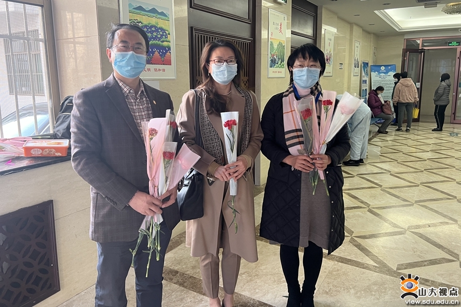 ［口腔］开展“三八”妇女节温情送花活动