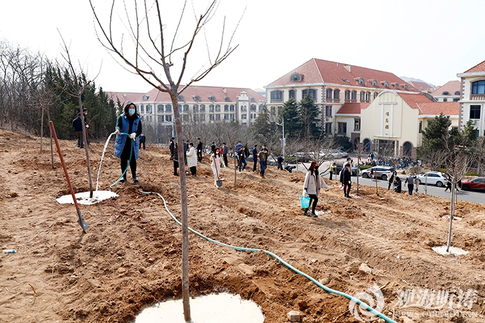 2022年“吾爱吾校我为校园添一抹绿”党员义务植树活动举行