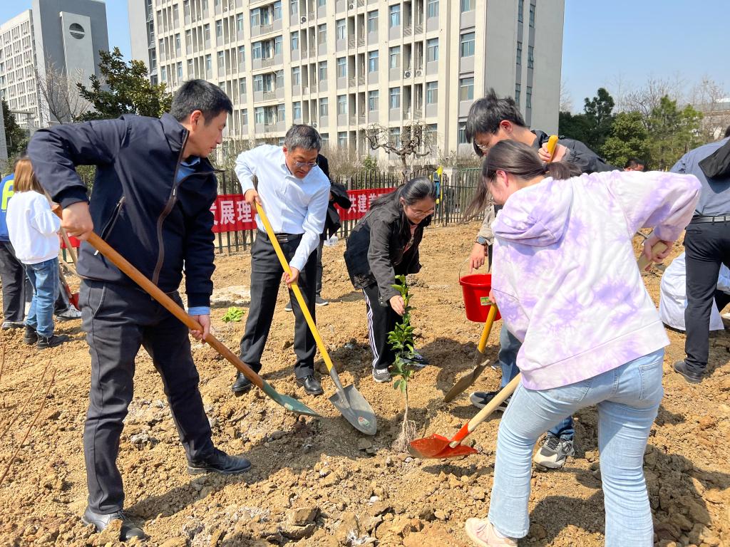 我校开展“‘绿’动江南焕新颜，播撒希望‘碳’未来”2022年植树活动