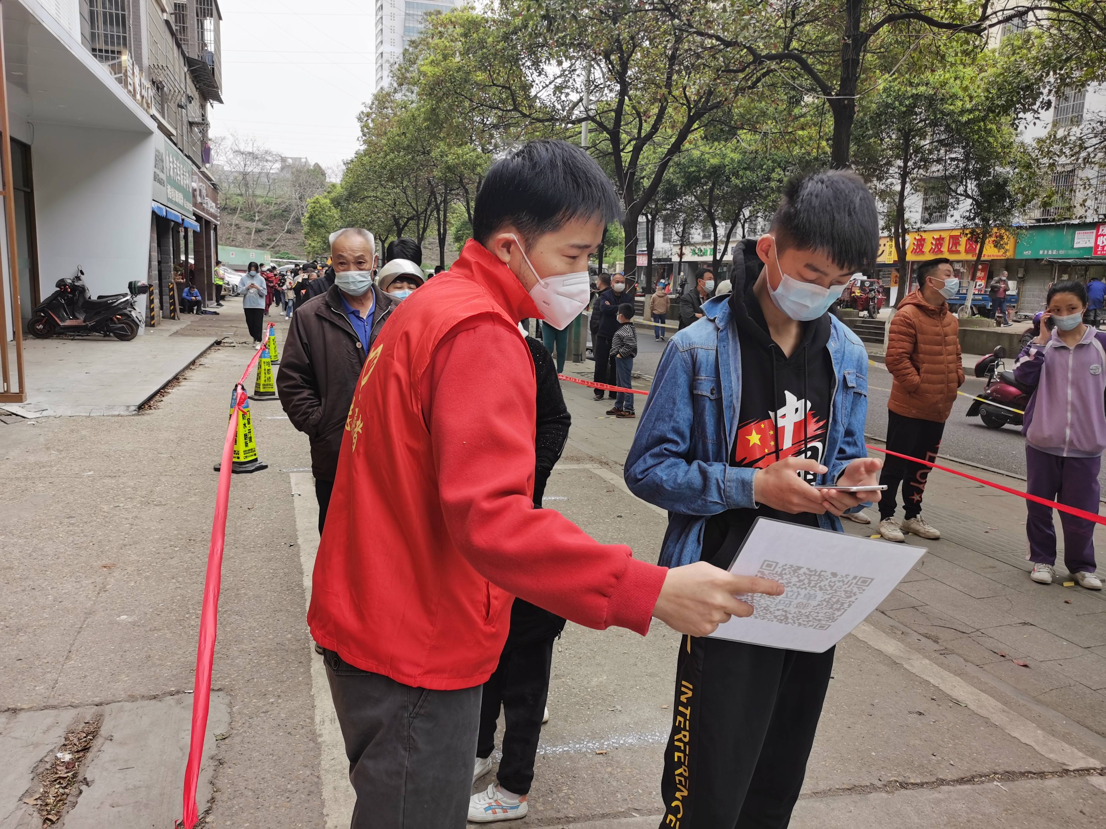 南昌大学——研究生驻守社区一线助力核酸检测