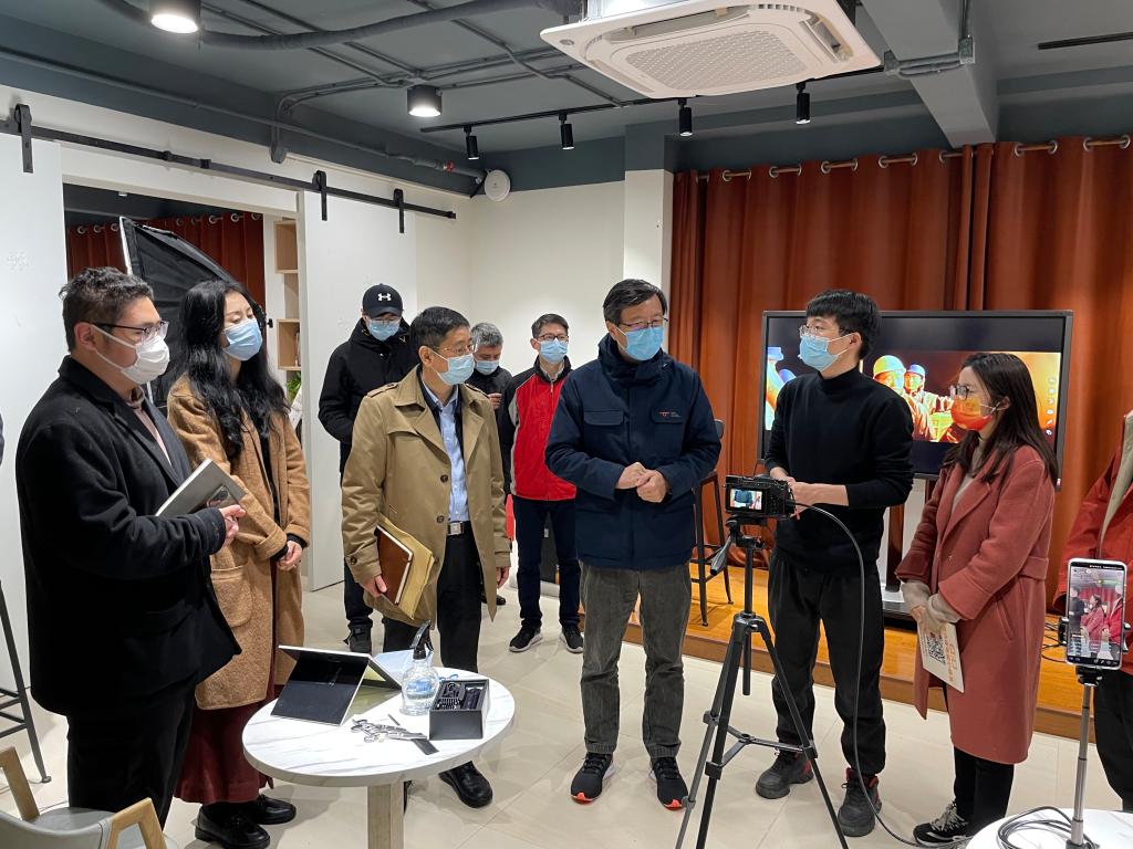 彰武路校区“济云居”战疫加油站试运行，校长陈杰与青年志愿者突击队成员亲切交流